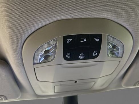 Used 2024 Chrysler Pacifica Touring-L FWD image 19