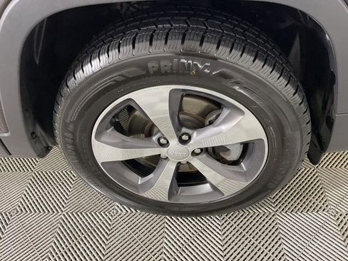 Used 2019 Jeep Cherokee Limited w/ Technology Group image 11