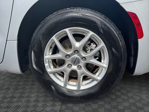 Used 2024 Chrysler Pacifica Touring-L image 17