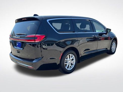 Used 2024 Chrysler Pacifica Touring-L image 6
