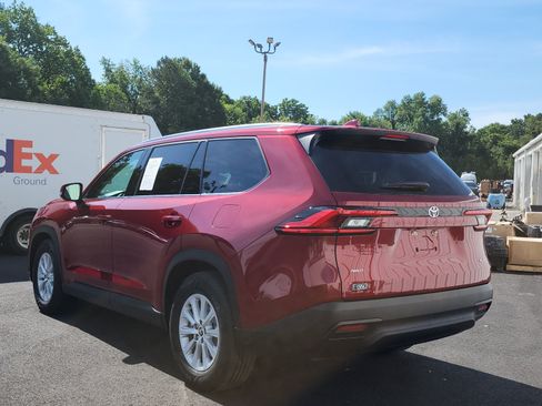 Used 2024 Toyota Grand Highlander AWD image 3