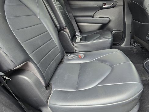 Used 2022 Toyota Highlander XLE FWD image 18