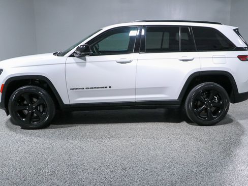 Used 2023 Jeep Grand Cherokee Altitude AWD/4WD image 10