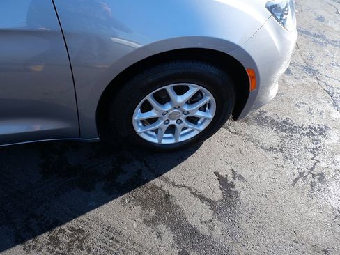 Used 2017 Chrysler Pacifica LX image 35