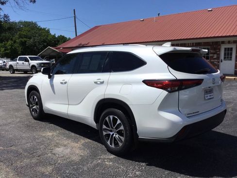 Used 2020 Toyota Highlander XLE FWD image 4