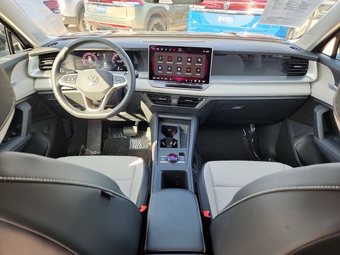 Used 2025 Volkswagen Tiguan SE image 11