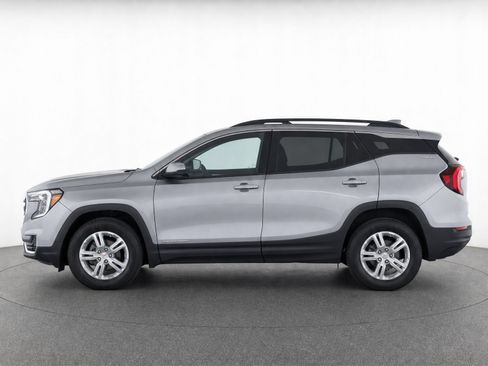 Used 2024 GMC Terrain SLE w/ Driver Convenience Package FWD image 2