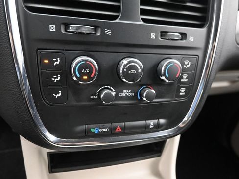 Used 2014 Dodge Grand Caravan SXT FWD image 21