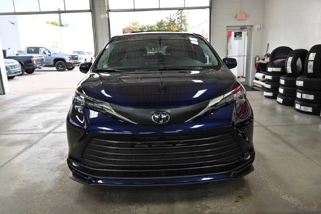 New 2026 Toyota Sienna XLE AWD/4WD image 2