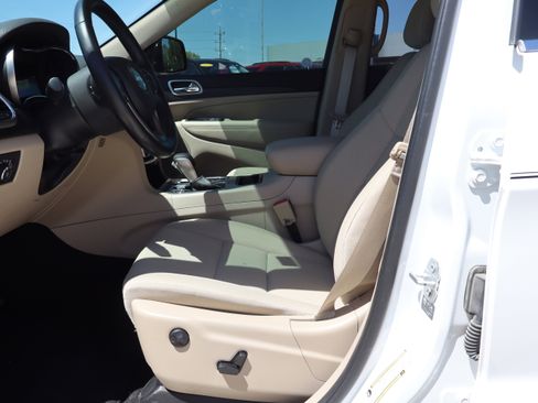 Used 2021 Jeep Grand Cherokee Laredo w/ Security & Convenience Group AWD/4WD image 9