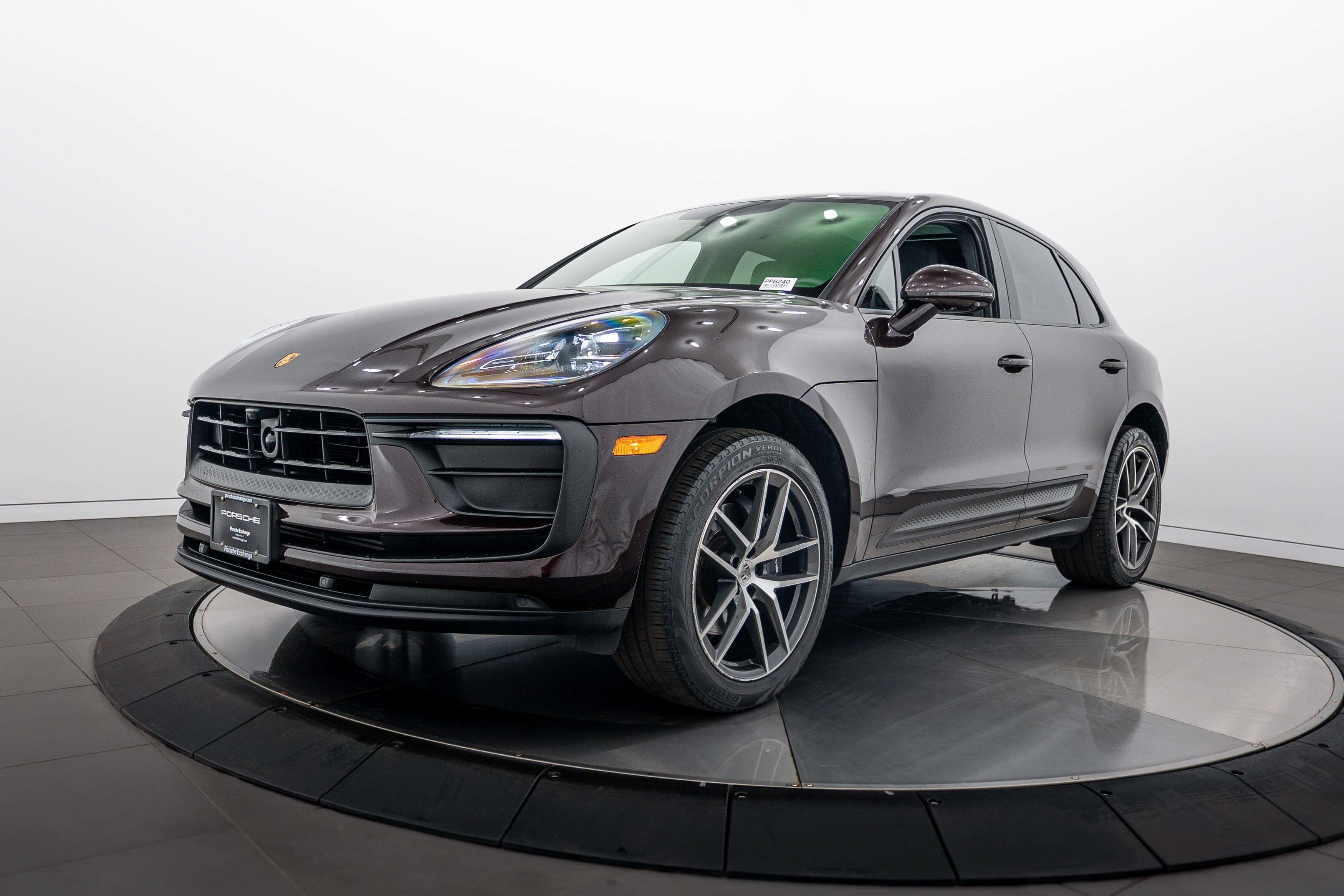Certified 2023 Porsche Macan AWD/4WD image 1