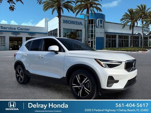 Used 2023 Volvo XC40 B4 Core w/ Convenience Package FWD image 1