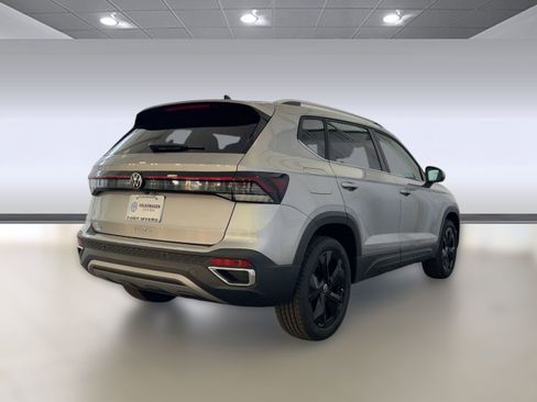 New 2026 Volkswagen Taos SE image 9