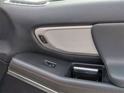 Used 2025 Ford Expedition Active image 39