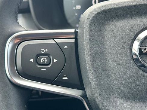 Used 2022 Volvo XC40 T5 Momentum image 25