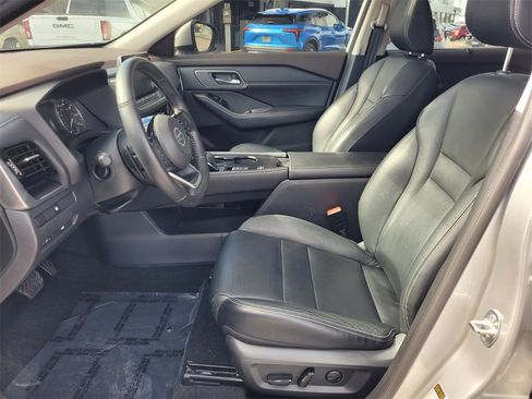 Used 2021 Nissan Rogue SL image 3