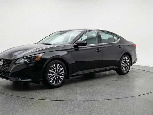 Used 2025 Nissan Altima 2.5 SV FWD image 3
