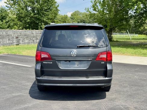 Used 2011 Volkswagen Routan SE FWD image 7