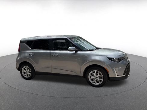 Used 2025 Kia Soul LX w/ LX Technology Package FWD image 2