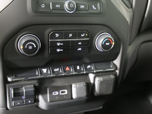 Used 2022 Chevrolet Silverado 2500 Custom w/ Custom Value Package image 16