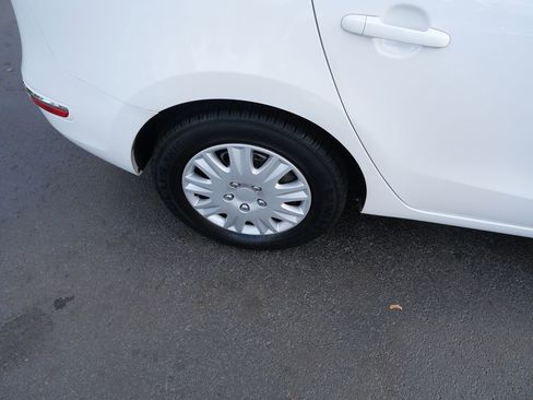 Used 2012 Hyundai Elantra GLS image 32