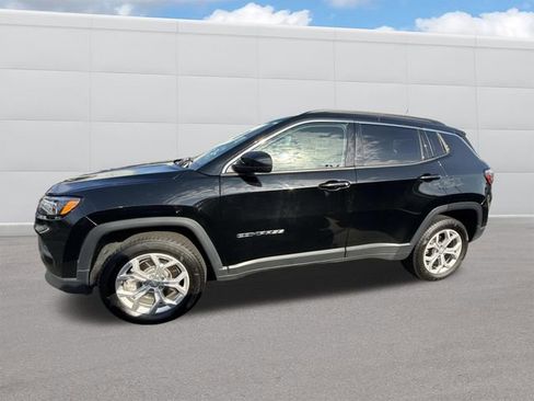 Used 2024 Jeep Compass Latitude image 2