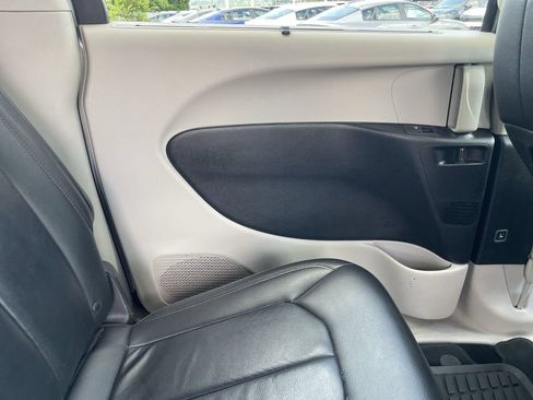 Used 2017 Chrysler Pacifica Touring-L FWD image 22
