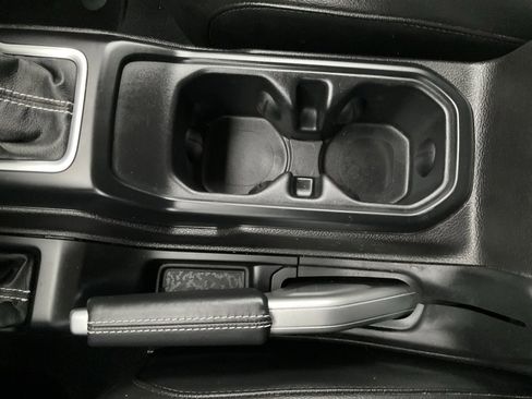 Used 2018 Jeep Wrangler Unlimited Sahara image 8