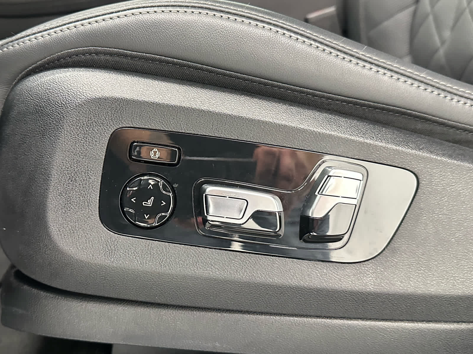Used 2026 BMW X7 M60i AWD/4WD image 12