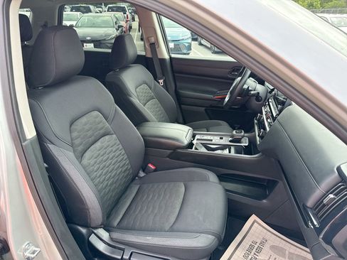 Used 2025 Nissan Pathfinder SV FWD image 24