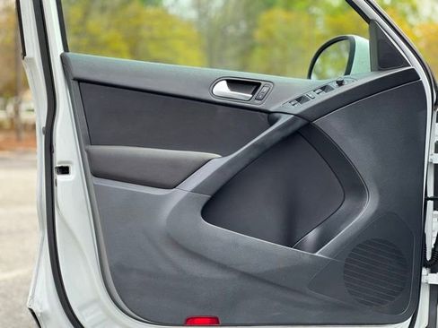 Used 2017 Volkswagen Tiguan Limited w/ Premium Package image 10