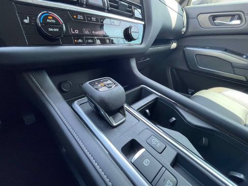 Used 2025 Nissan Pathfinder SL FWD image 31