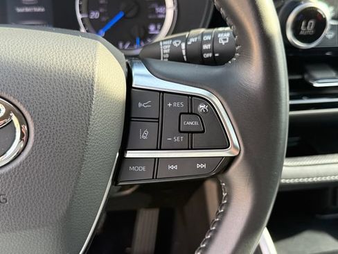 Used 2021 Toyota Highlander LE FWD image 16