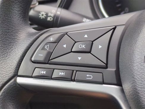 Used 2017 Nissan Rogue S image 21