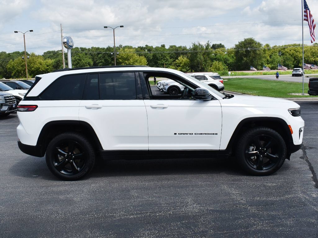 Used 2023 Jeep Grand Cherokee Limited w/ Luxury Tech Group II AWD/4WD image 14