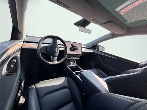Used 2023 Tesla Model Y Long Range AWD/4WD image 2