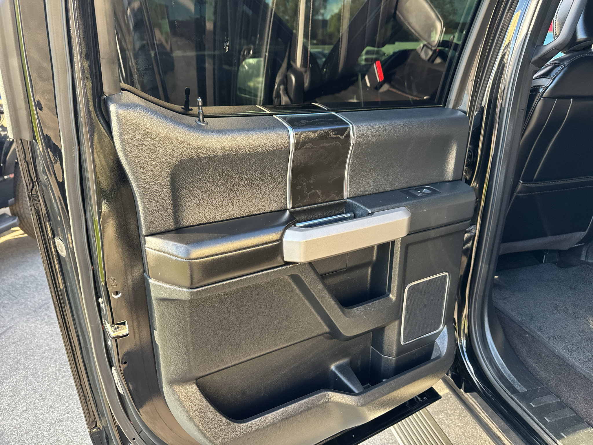Used 2018 Ford F150 Platinum w/ Equipment Group 701A Luxury RWD image 17