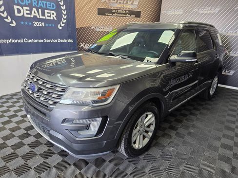 Used 2017 Ford Explorer XLT w/ Equipment Group 202A FWD image 1