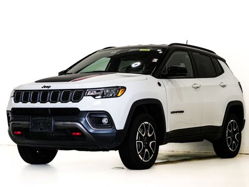 Used 2025 Jeep Compass Trailhawk AWD/4WD image 3