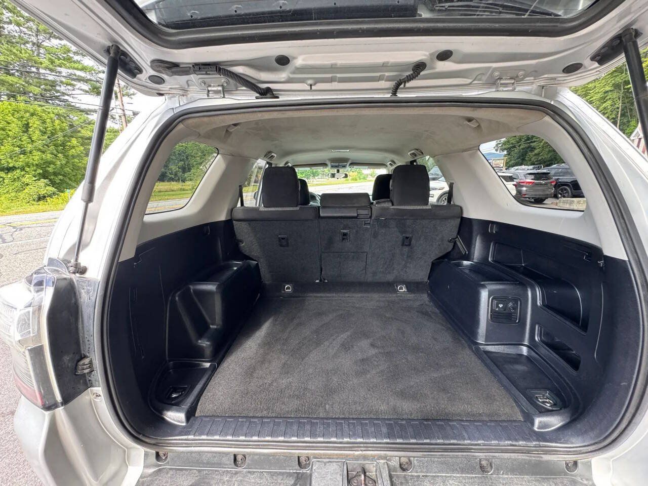 Used 2017 Toyota 4Runner SR5 AWD/4WD image 5