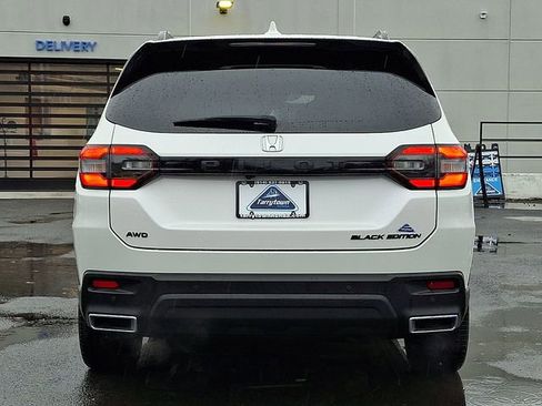 Certified 2025 Honda Pilot Black Edition image 5