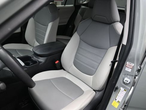 Used 2023 Toyota RAV4 XLE Premium image 10