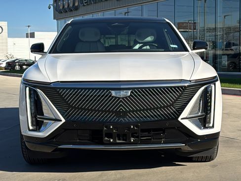Used 2025 Cadillac Lyriq Luxury image 2