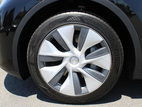 Used 2024 Tesla Model Y Long Range AWD/4WD image 6