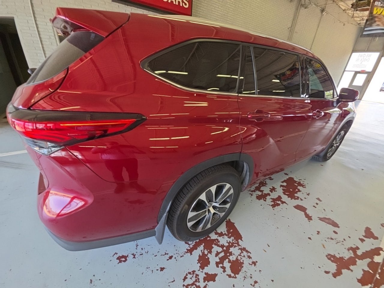 Used 2021 Toyota Highlander XLE FWD image 4