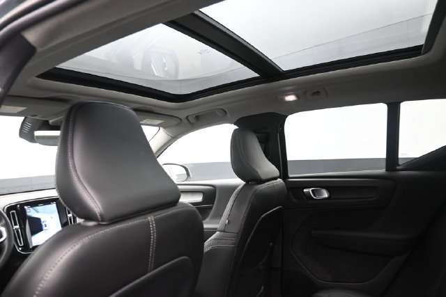 Used 2023 Volvo XC40 B4 Ultimate FWD image 12