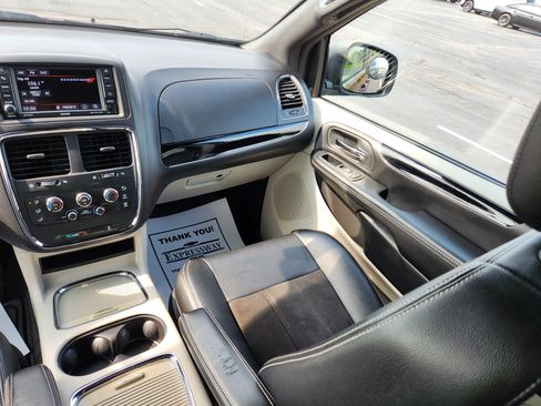 Used 2020 Dodge Grand Caravan SXT FWD image 16