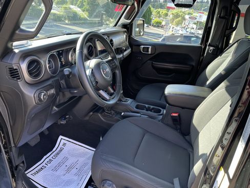 Used 2018 Jeep Wrangler Unlimited Sport S AWD/4WD image 9