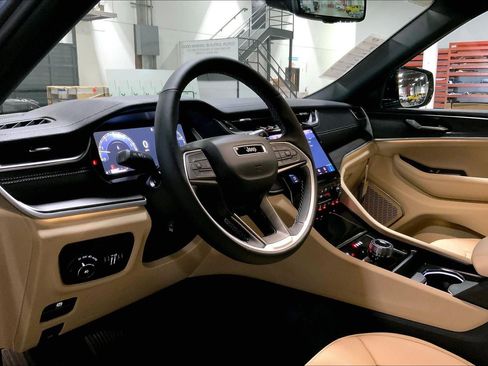 New 2025 Jeep Grand Cherokee Limited w/ Luxury Tech Group II AWD/4WD image 7
