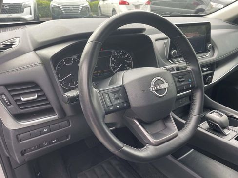 Used 2025 Nissan Rogue SV FWD image 18